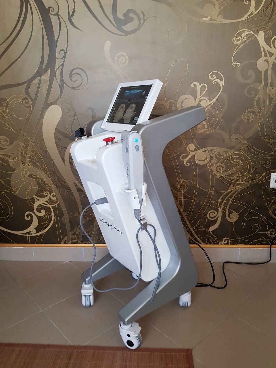 Ultimate3 Pro HIFU Magasan fókuszált Arcfiatalító Kozmetikai gép Ultimate3 Pro HIFU Magasan fókuszált Arcfiatalító Kozmetikai gép